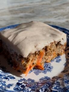 Read more about the article Carrot Cake Baked Oatmeal with Spiced Cream Cheese Icing
